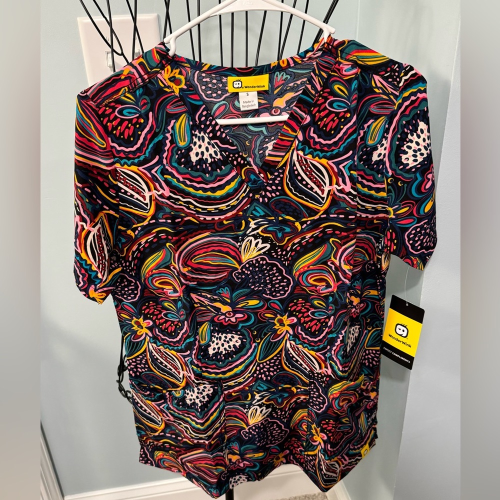 New Wonderwink Small S Women ladies Scrub Top Modern Flor Amor V Neck Yellow